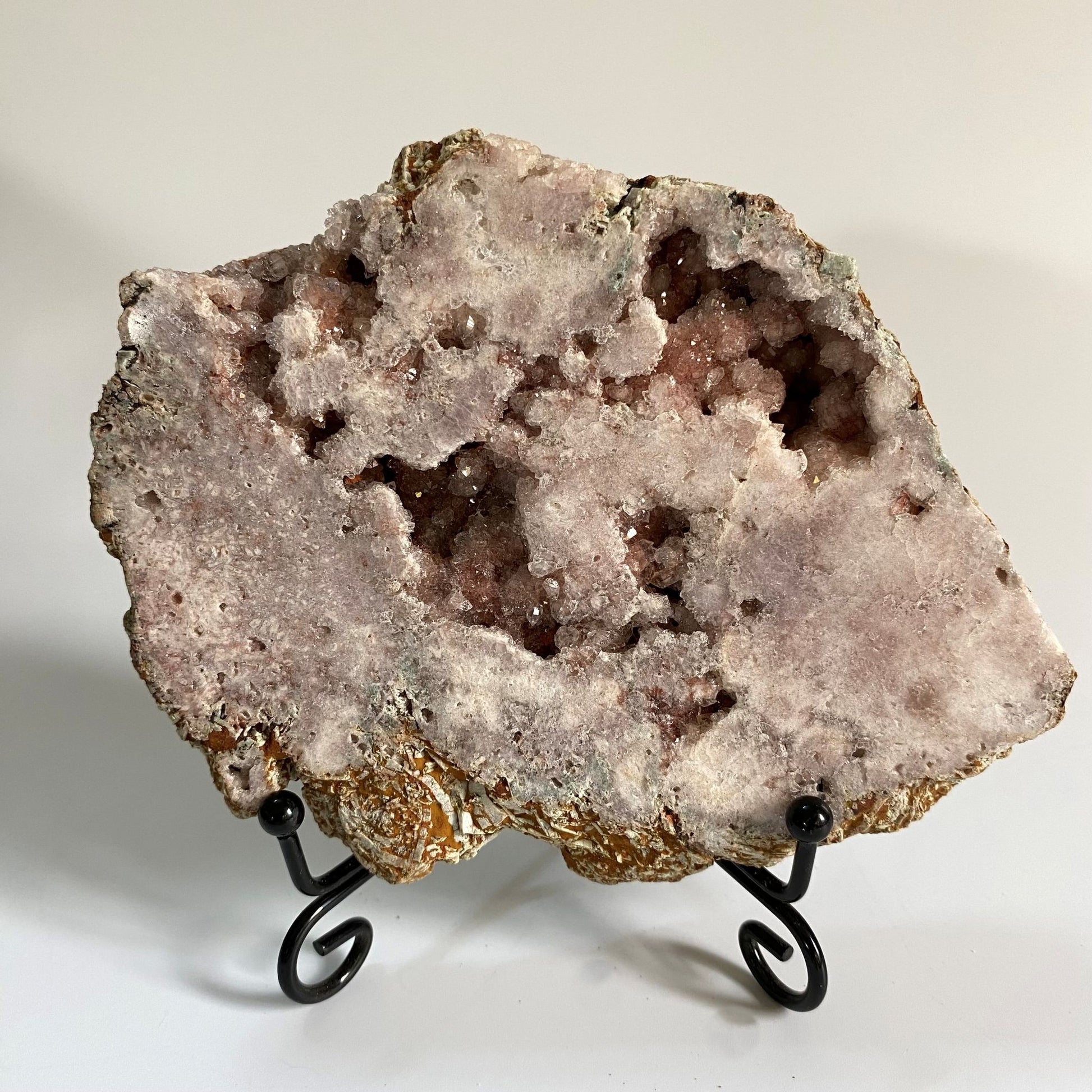 Felie geoda din piatra semipretioasa de ametist roz pe suport metalic cu fundal alb