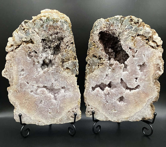 Geode pereche ametist roz natural montata pe suport metalic negru