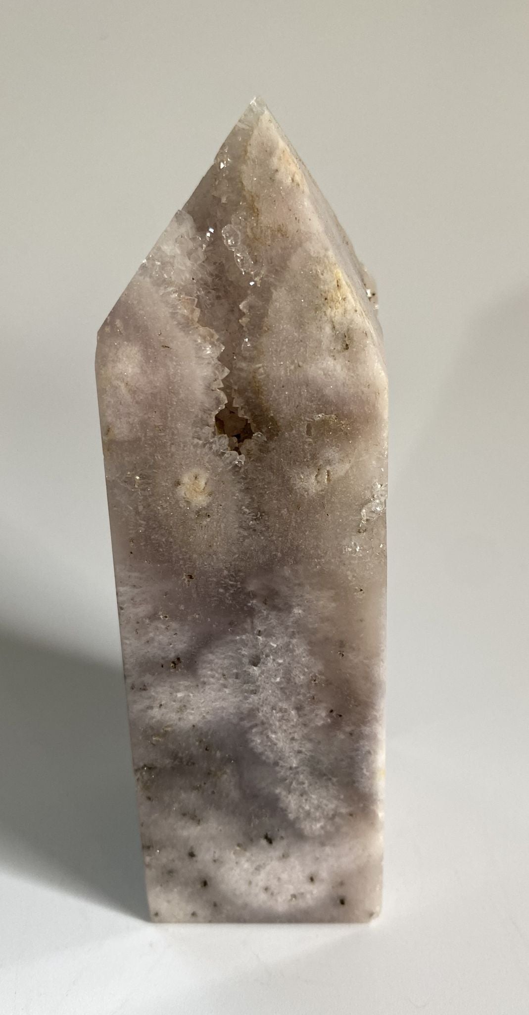 Obelisc din cristal de ametist roz pe fundal alb