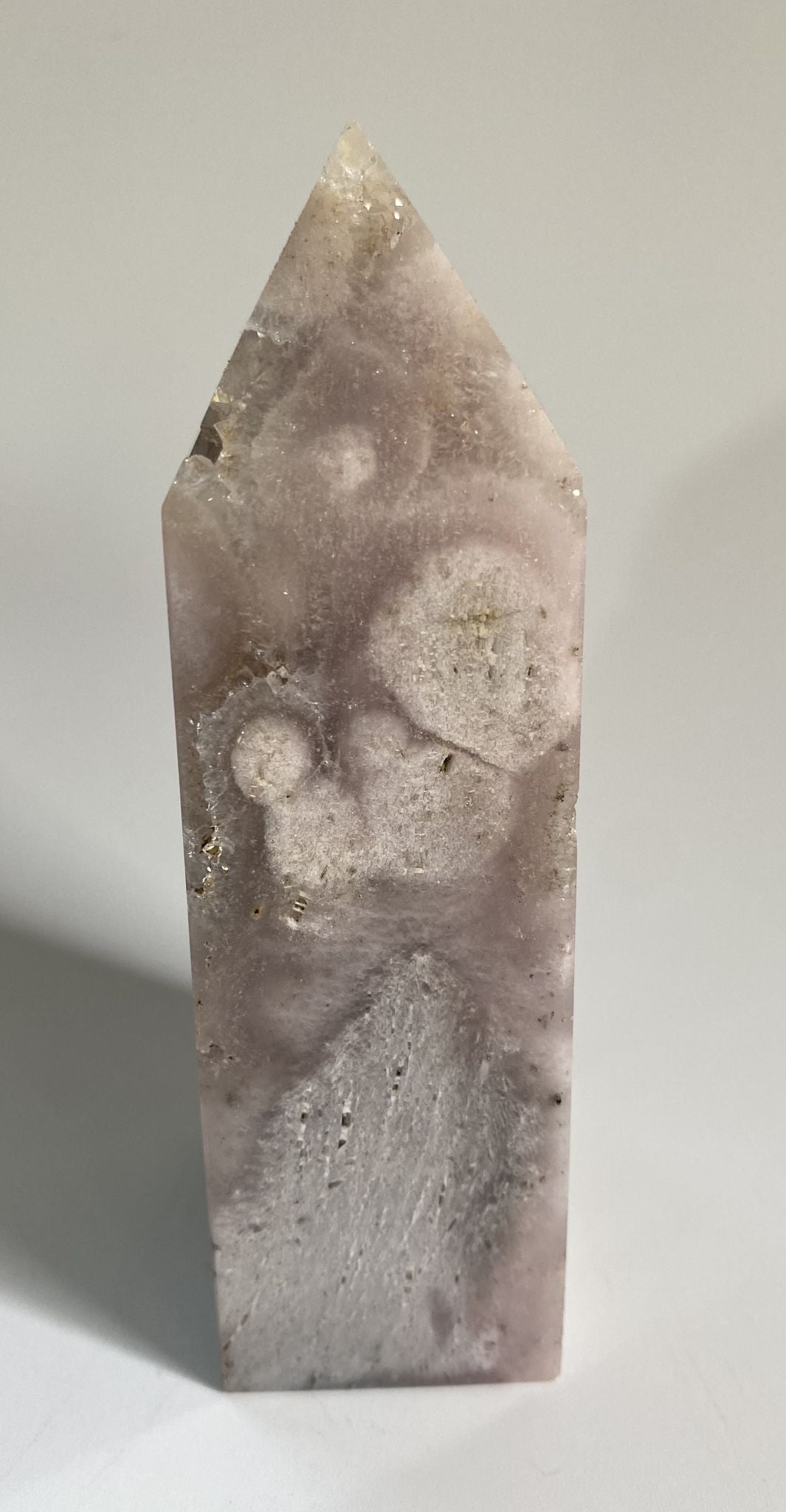 Obelisc de 12.2cm din cristal de ametist roz pe fundal alb