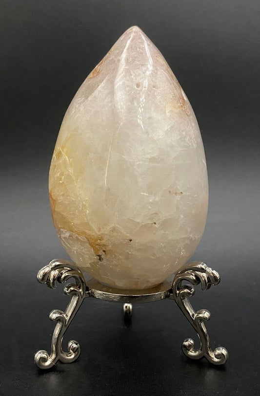 Ou din cristal de ametist roz pe suport metalic cu fundal negru