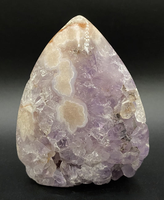 Sculptura din piatra semipretioasa de ametist roz pe fundal negru