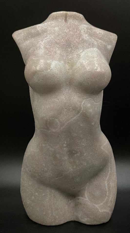 Sculptura nud din Ametist Roz, piatră semiprețioasă naturală, detaliu corp feminin.