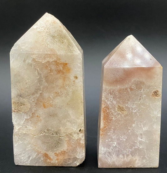 Set de obeliscuri din piatra semipretioasa de ametist roz pe fundal negru