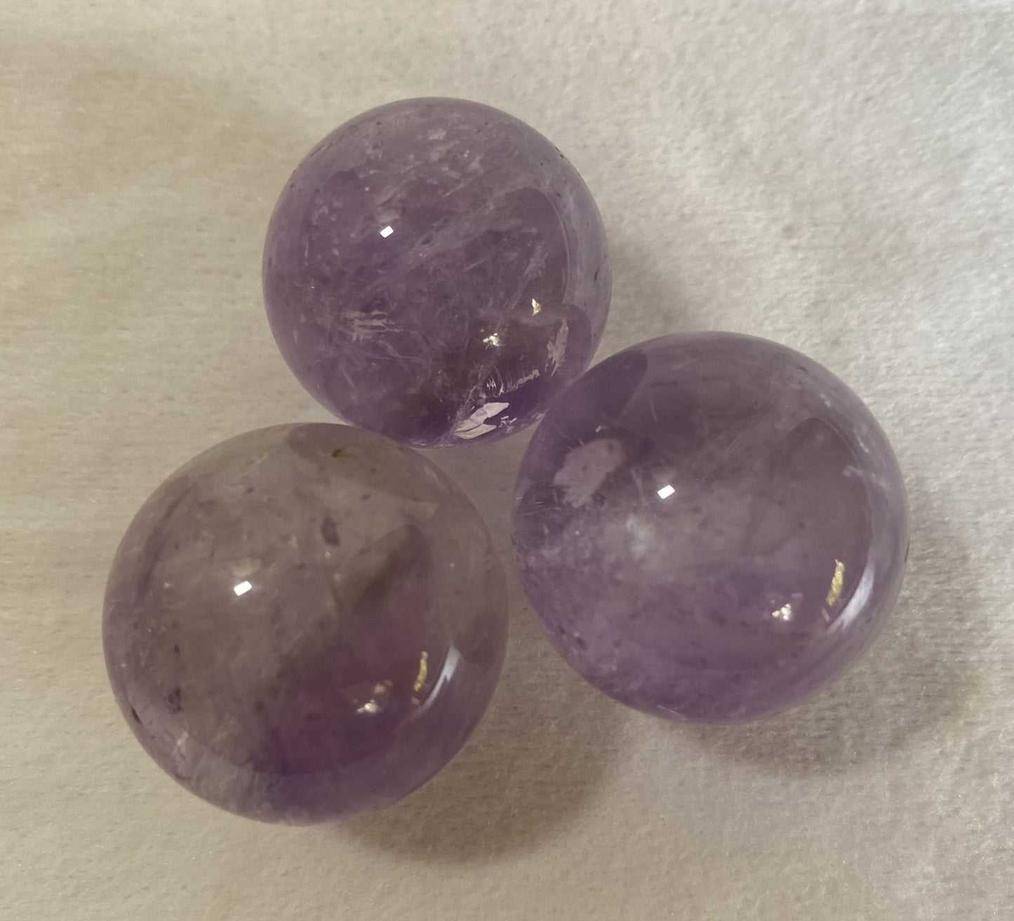 Set sfere din cristal de ametist pe fundal alb