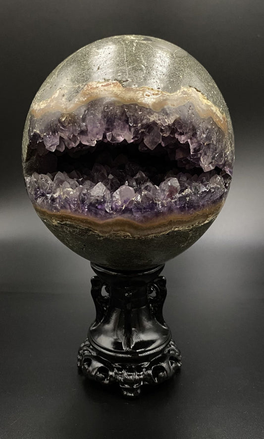 Sfera din geoda de piatra semipretioasa de ametist pe suport decorativ cu fundal negru