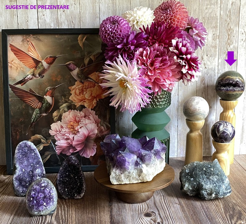Decor cu sristale si pietre semipretioase si sfera din geoda de ametist cu vaza cu dalii