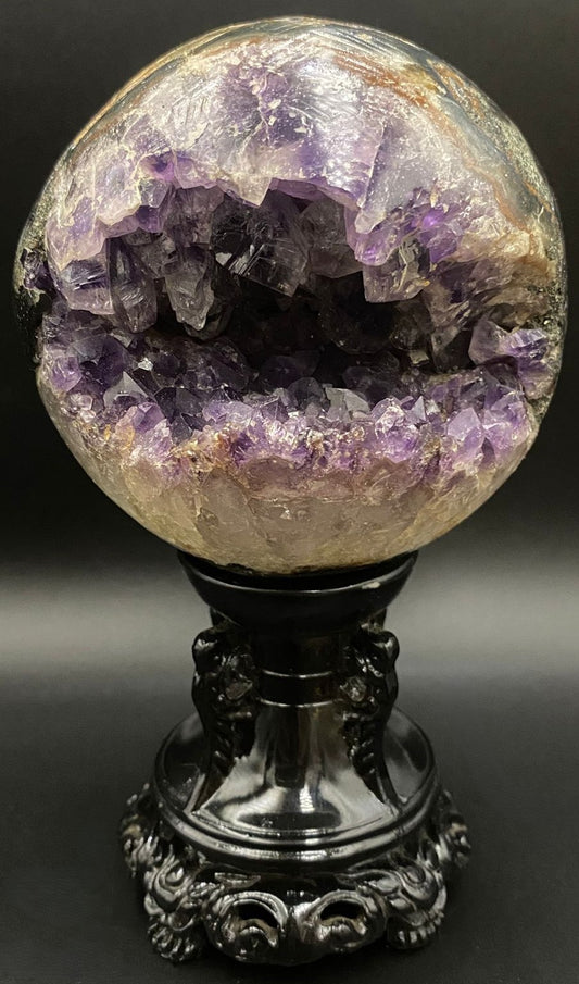 Sfera din geoda de piatra semipretioasa de ametist pe suport decorativ cu fundal negru