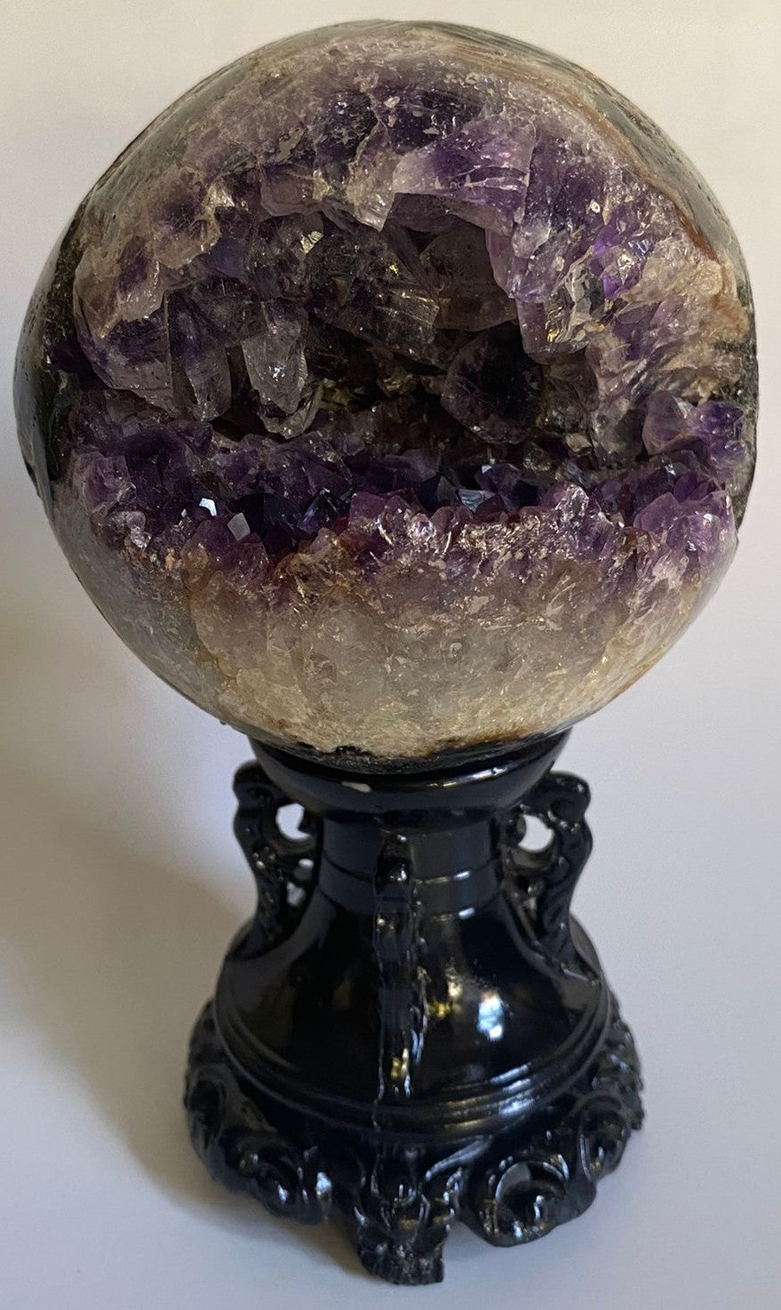 Sfera din geoda de piatra semipretioasa de ametist pe suport decorativ cu fundal alb