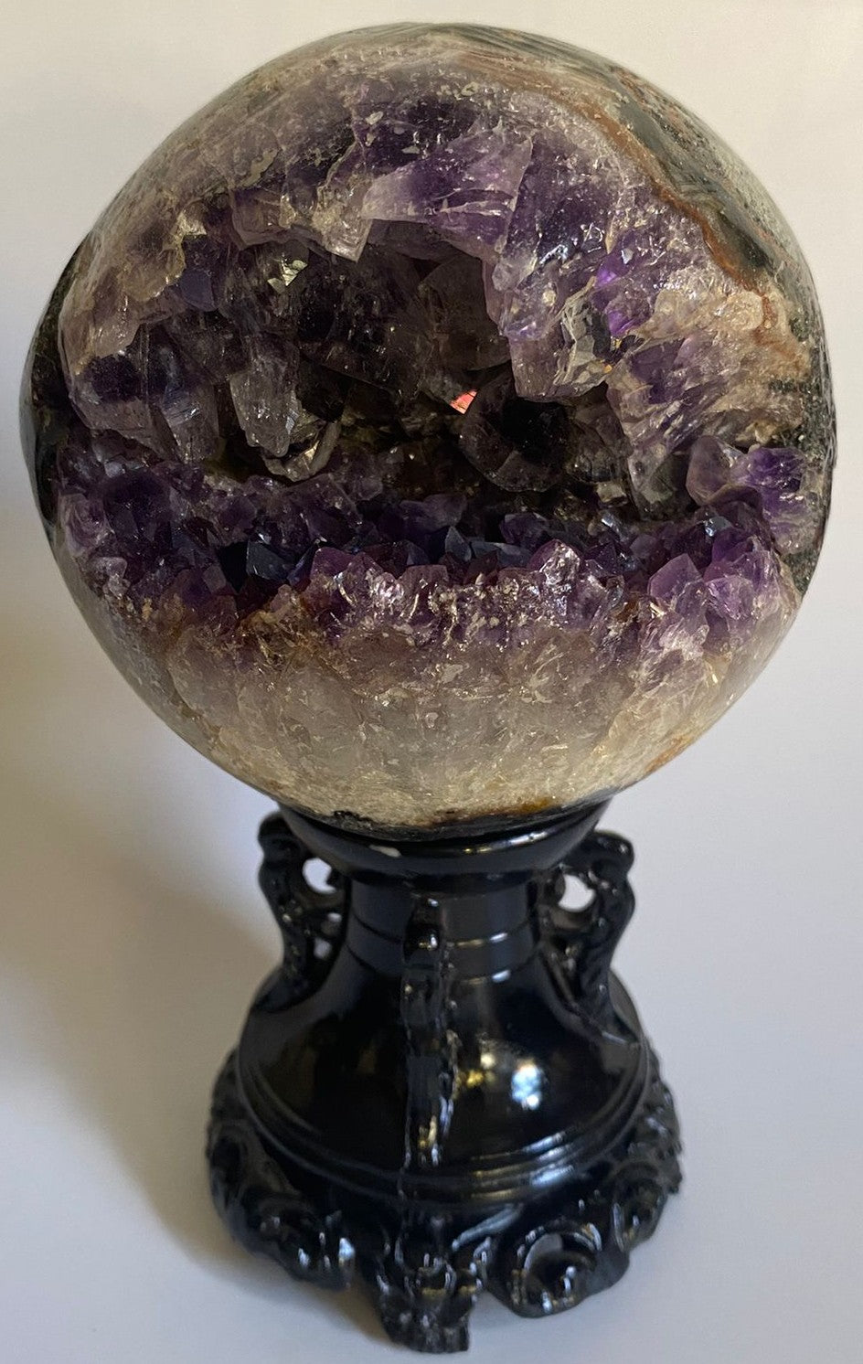 Sfera de 9.2cm din geoda de piatra semipretioasa de ametist pe suport decorativ cu fundal alb