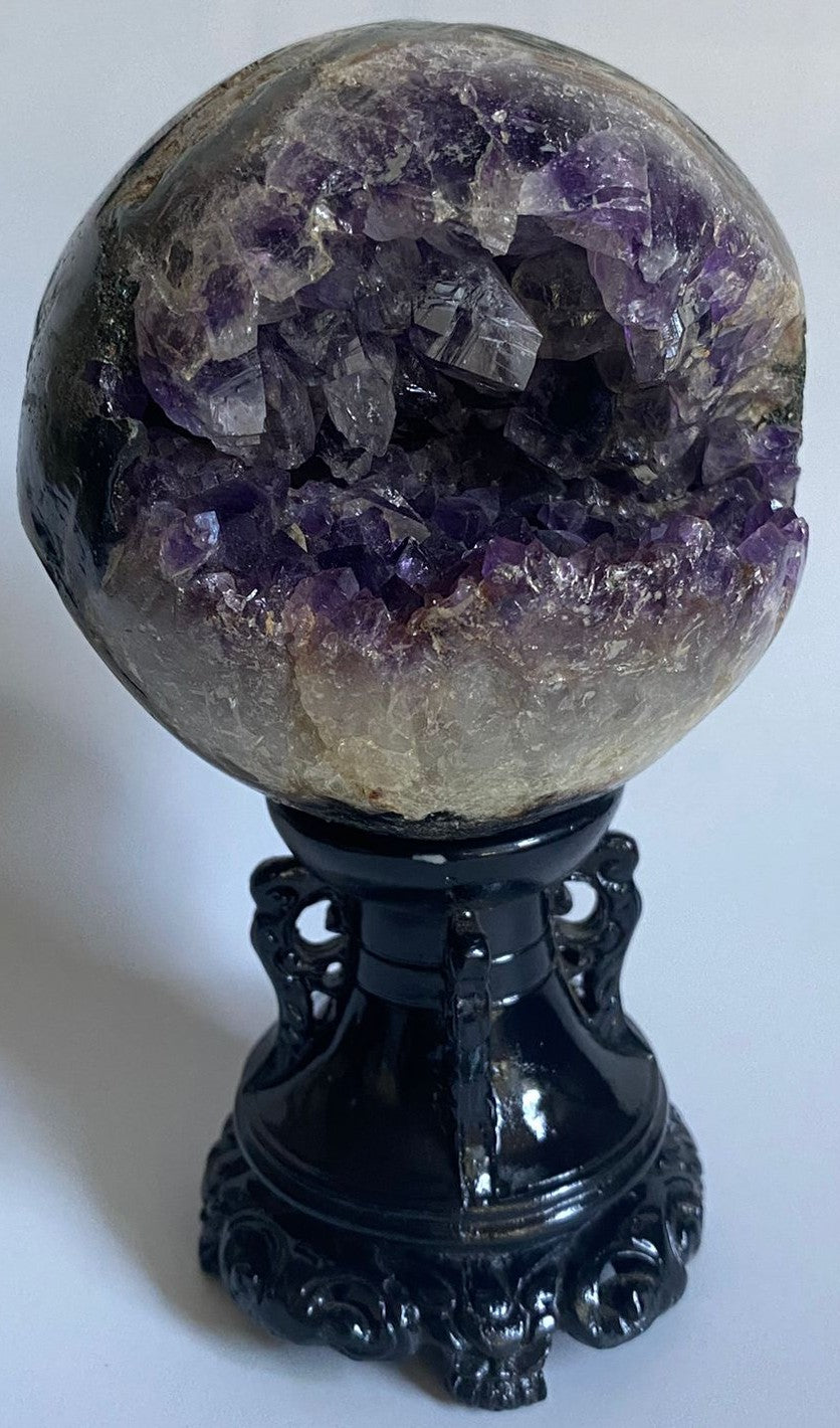 Sfera de 9.2cm din geoda de cristal de ametist pe suport decorativ cu fundal alb