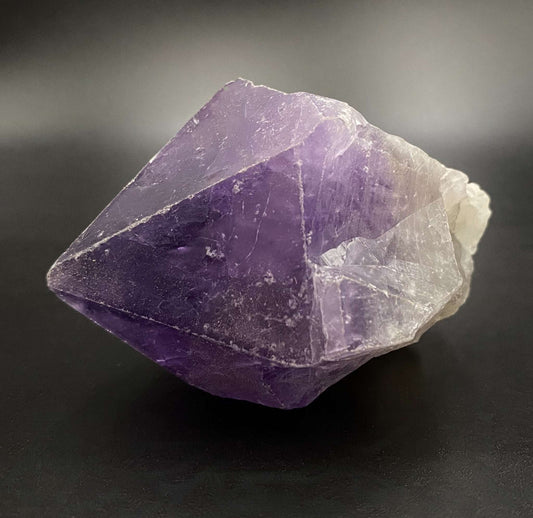 Varf brut ametist natural de 7.3 cm cu tentă violetă pe fundal negru