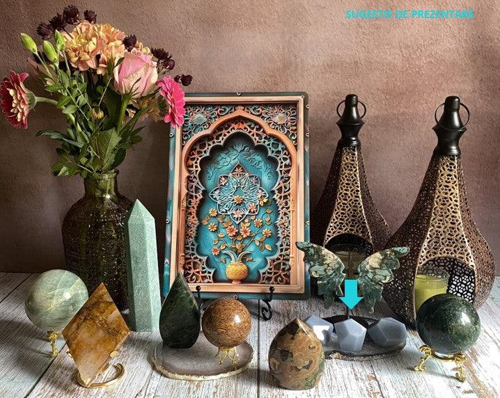 Set forme poligonale din Angelit, trei forme geometrice decorative pe masă lângă flori și obiecte de artă