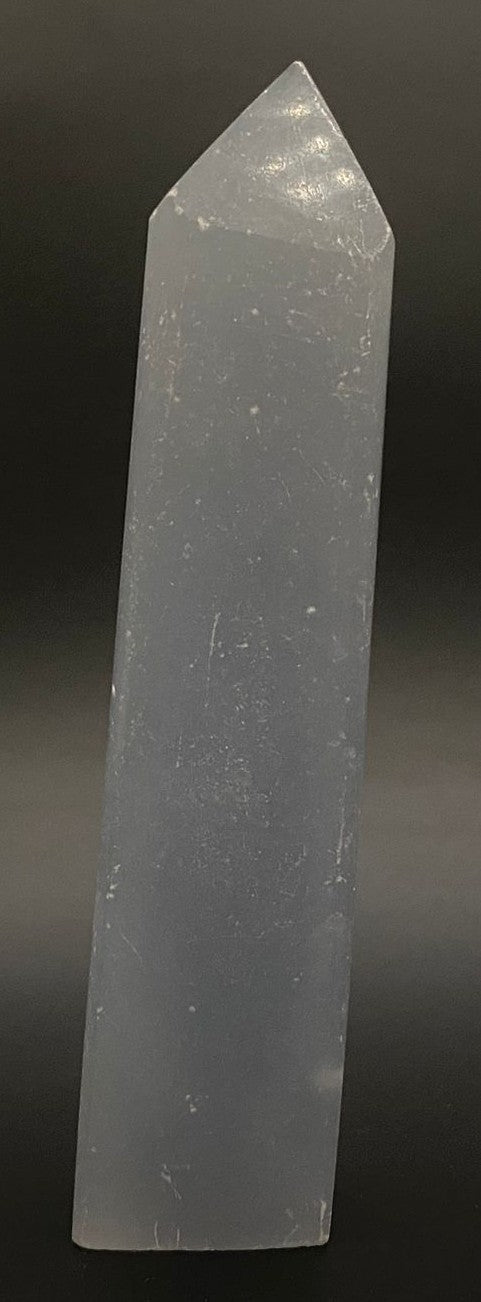 Obelisc din piatra semipretioasa din angelit pe fundal negru