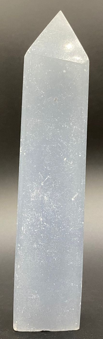 Obelisc de 12cm din piatra semipretioasa de angelit pe fundal negru