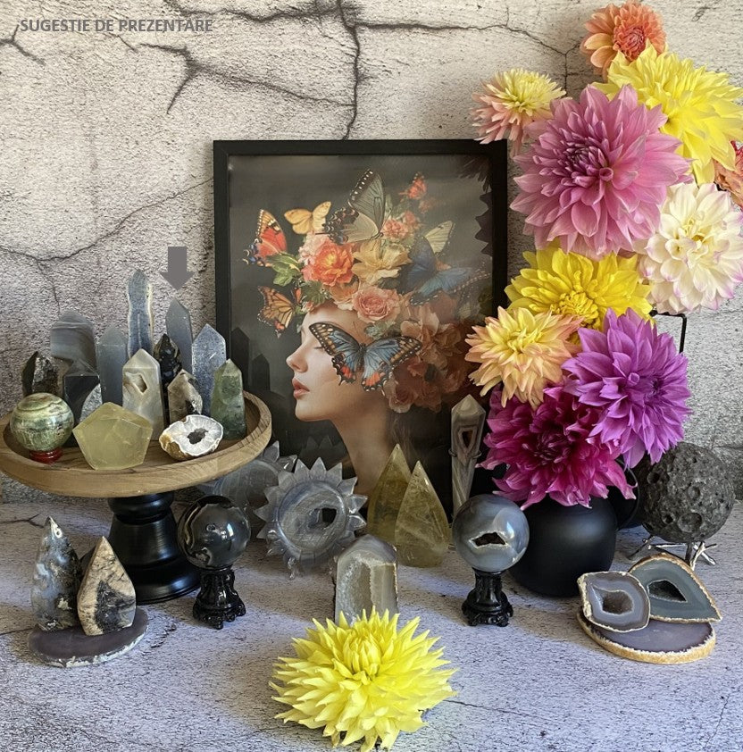 Decor cu obelisc de 12cm din piatra semipretioasa de angelit cu vaza cu dalii