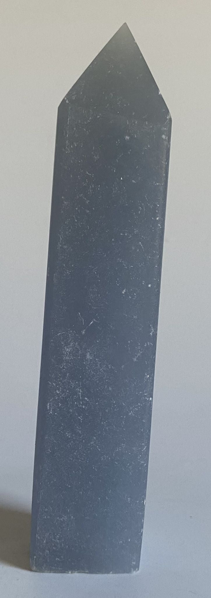 Obelisc de 12cm din piatra semipretioasa de angelit pe fundal alb
