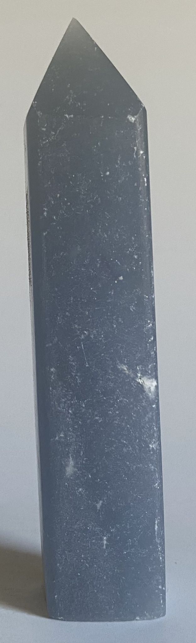 Obelisc de 12cm din cristal de angelit pe fundal alb