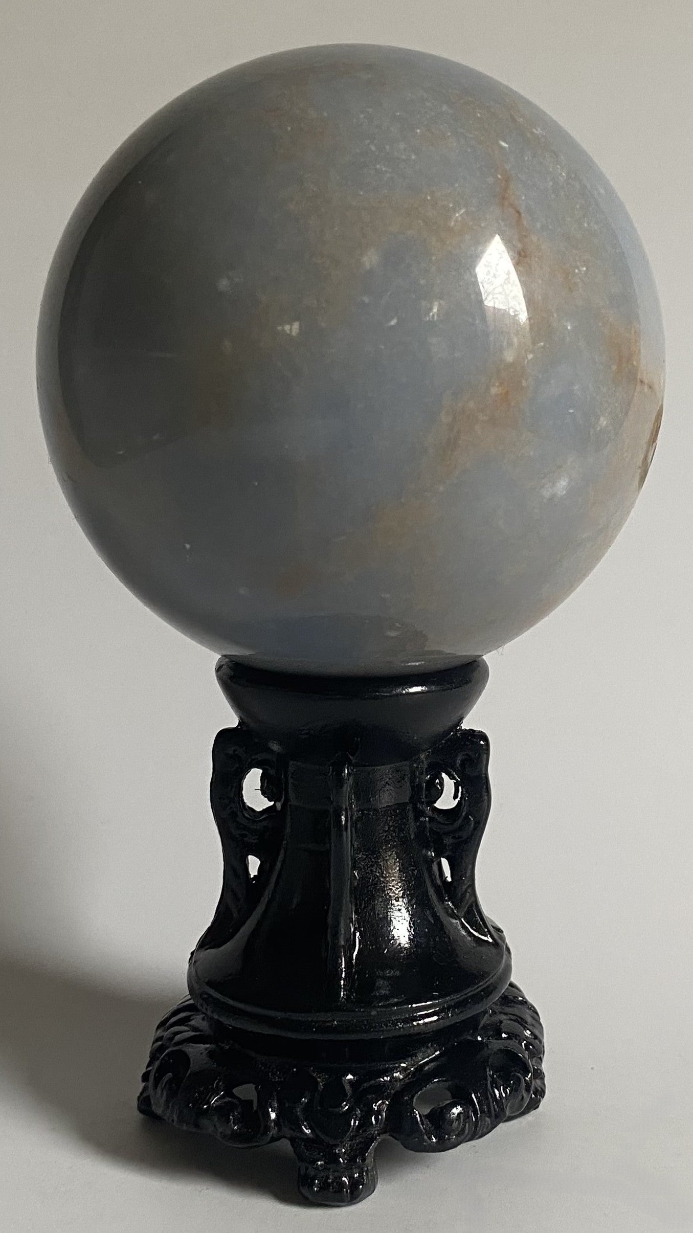 Sfera Angelit 7cm din piatra semipretioasa naturala pe suport negru decorativ