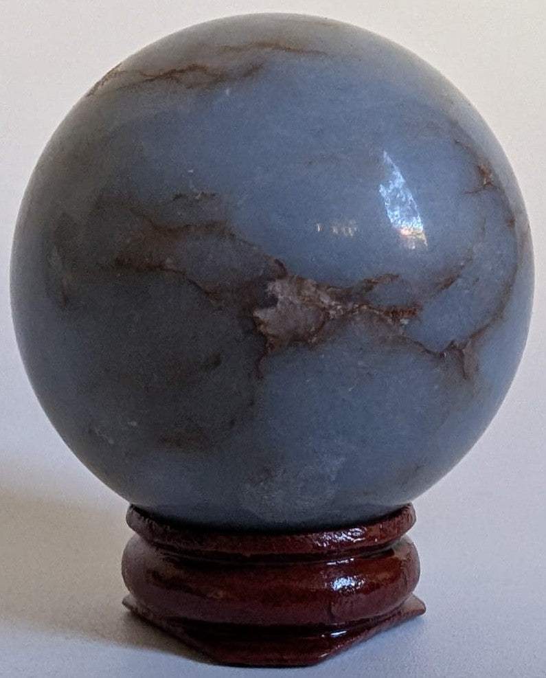 Sfera de 4.8cm din piatra semipretioasa de angelit pe suport din lemn cu fundal alb