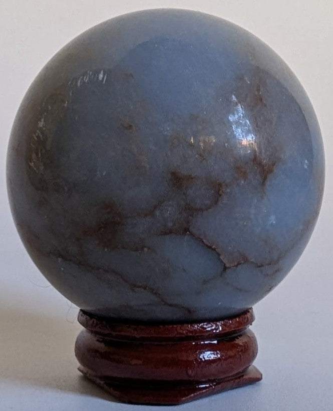 Sfera de 4.8cm din cristal vindecator de angelit pe suport din lemn cu fundal alb
