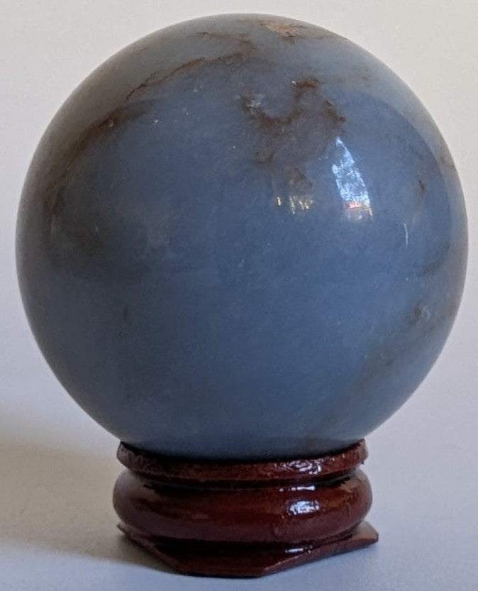 Sfera decorativa de 4.8cm din piatra semipretioasa de angelit pe suport din lemn cu fundal alb