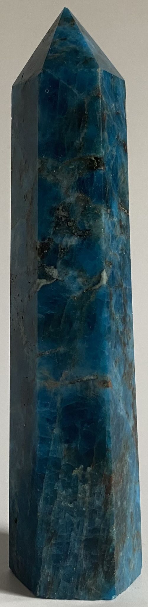 Obelisc de 15.2cm din cristal de apatit pe fundal alb