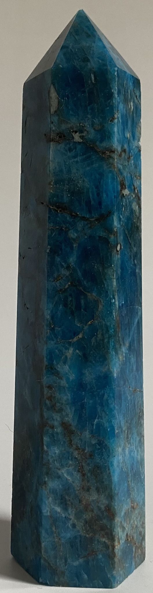 Obelisc pentru meditatie de 15.2cm din cristal de apatit pe fundal alb