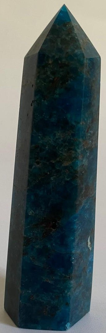 Obelisc din mineral de apatit pe fundal alb