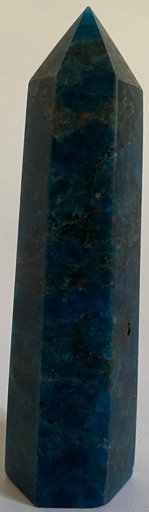Obelisc de 9.4cm din piatra semipretioasa de apatit pe fundal alb