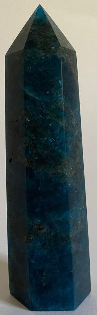 Obelisc de 9.4cm din cristal de apatit pe fundal alb