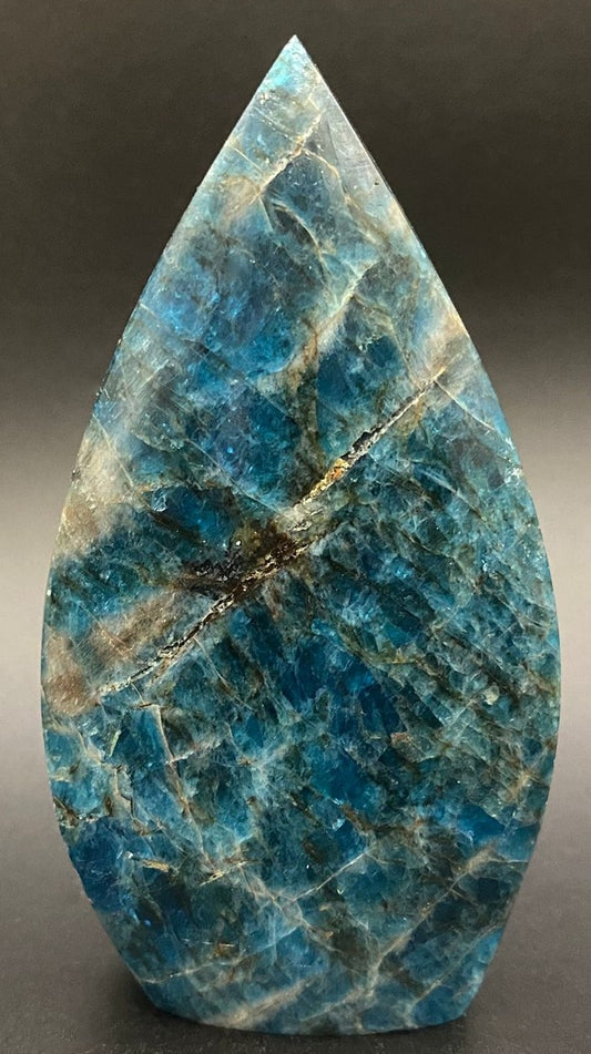 Sculptura din piatra semipretioasa de apatit pe fundal negru