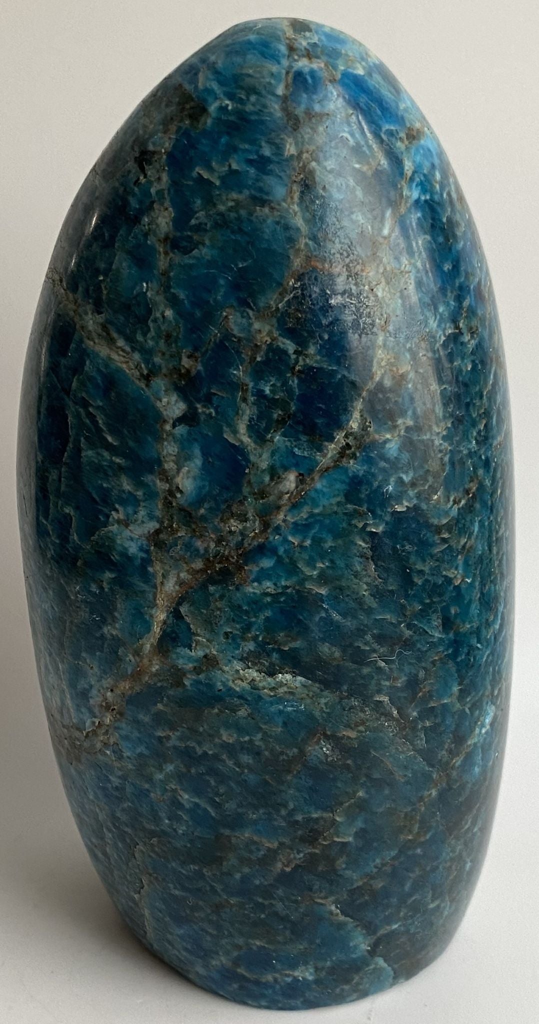 Sculptura decorativa de 12.4cm din piatra semipretioasa de apatit pe fundal alb