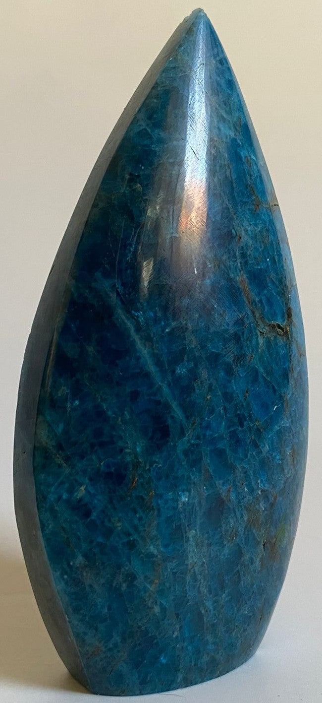 Sculptura din cristal de apatit pe fundal alb
