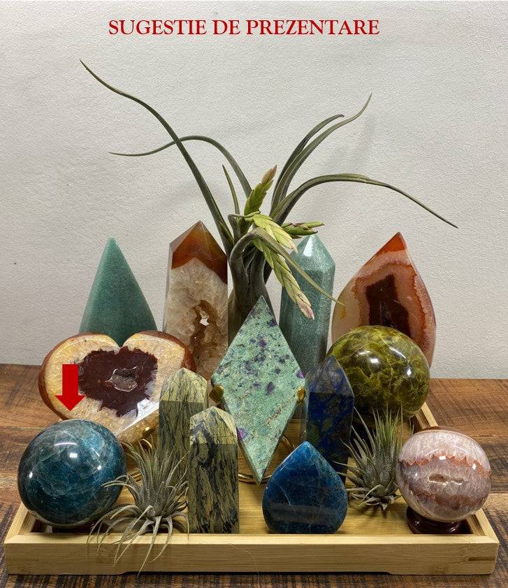 Sfera din Apatit verde cu suport inclus, piatra semipretioasa pe raft decorativ