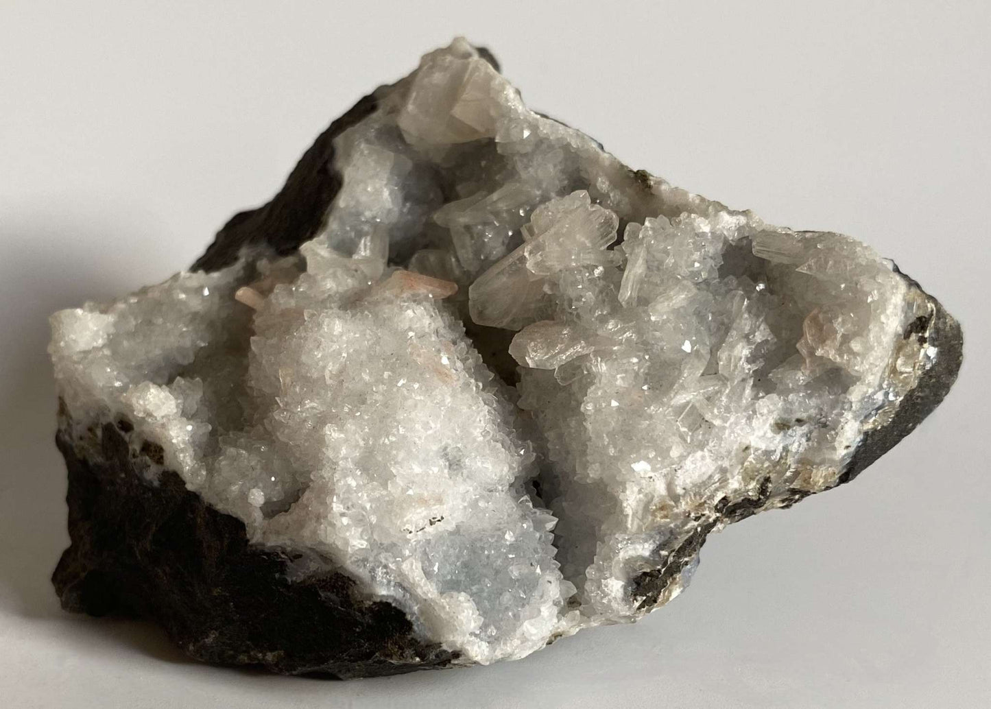 Specimen natural de Apofilit cristalizat pe bază de rocă pentru colecție și decor interior