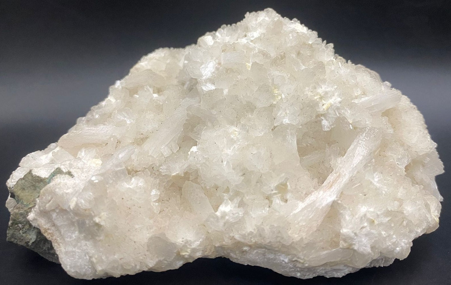 Specimen din mineral de apofilit pe fundal negru