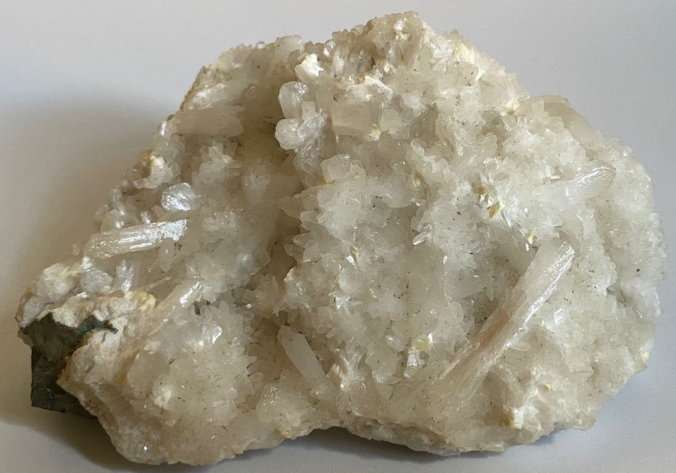 Specimen din mineral de apofilit pe fundal alb