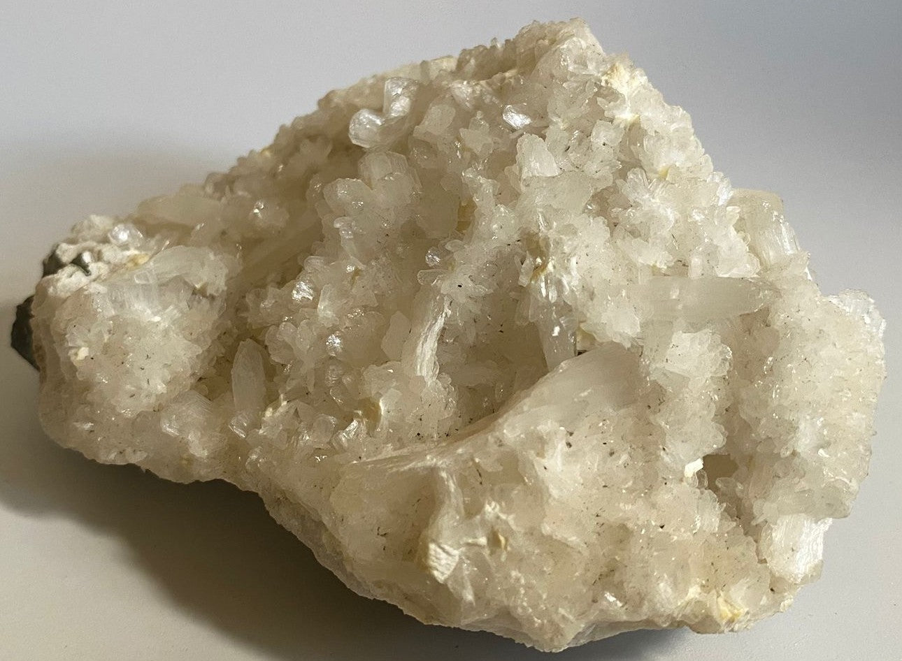Specimen din cristal de apofilit pe fundal alb
