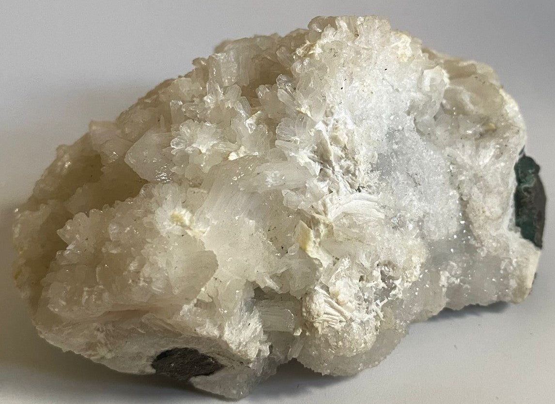 Specimen de 11.5cm din mineral de apofilit pe fundal alb