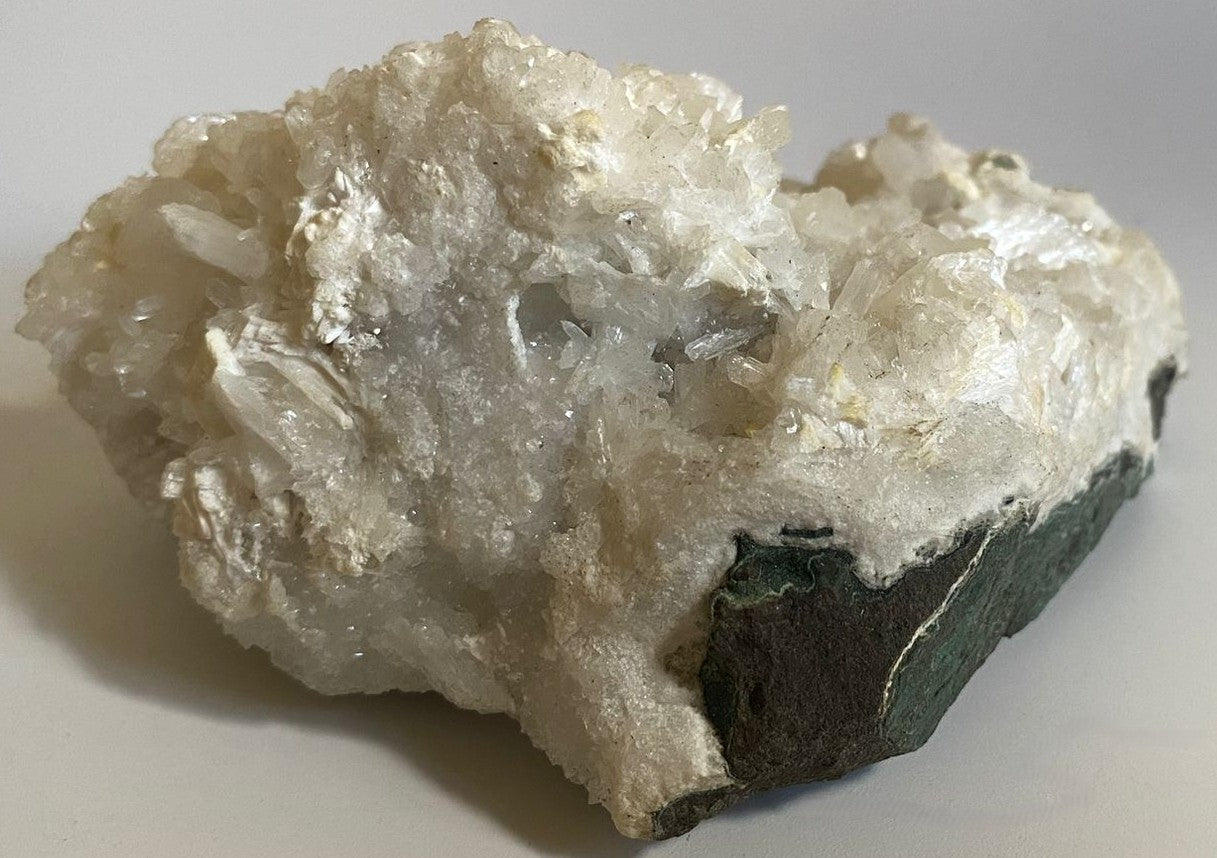 Specimen de 11.5cm din cristal de apofilit pe fundal alb