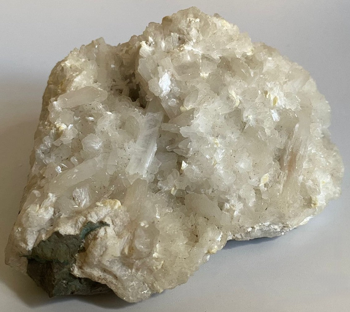 Specimen de colectie de 11.5cm din mineral de apofilit pe fundal alb