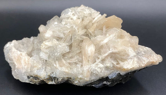 Specimen cluster din piatra semipretioasa de apofilit cu stilbit pe fundal negru