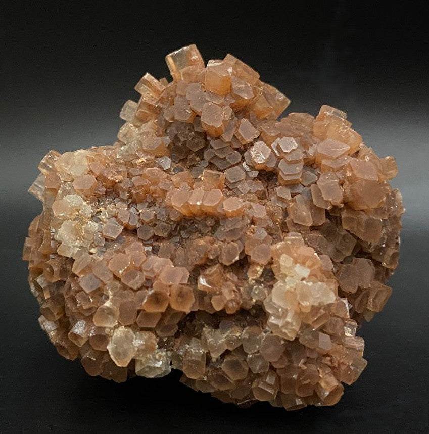 Specimen natural de aragonit brun cu cristale hexagonale de 5.9 cm pe fundal negru