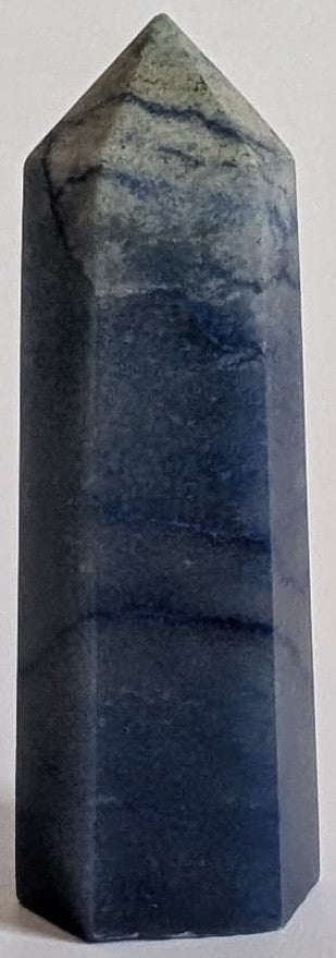 Obelisc de 7.2cm din piatra semipretioasa de aventurin albastru pe fundal alb