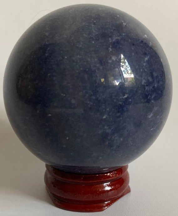 Sfera din cristal de aventurin albastru pe suport din lemn cu fundal alb