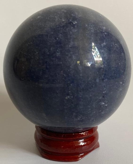 Sfera de 5.3cm din piatra semipretioasa de aventurin albastru pe suport din lemn cu fundal alb