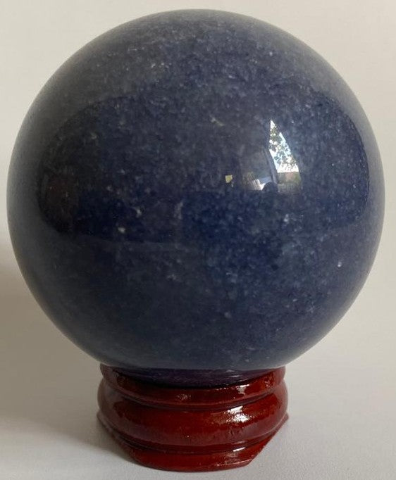 Sfera de 5.3cm din cristal de aventurin albastru pe suport din lemn cu fundal alb