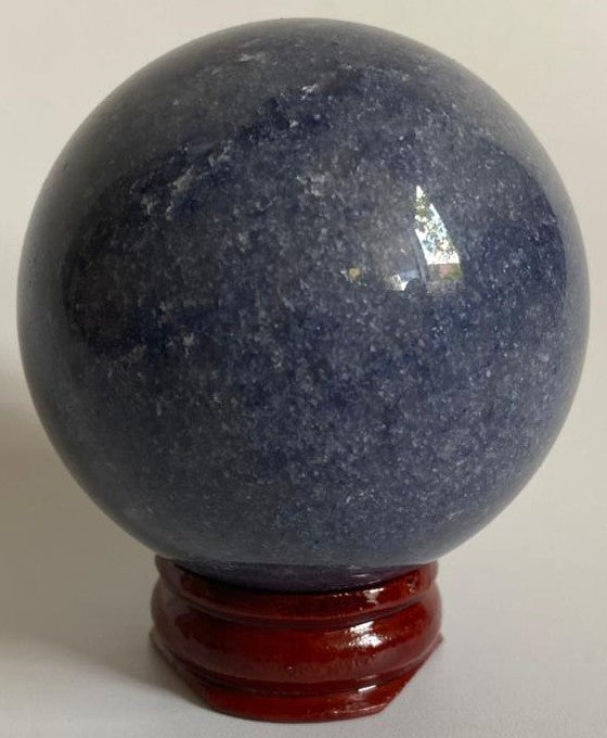 Sfera decorativa de 5.3cm din piatra semipretioasa de aventurin albastru pe suport din lemn cu fundal alb
