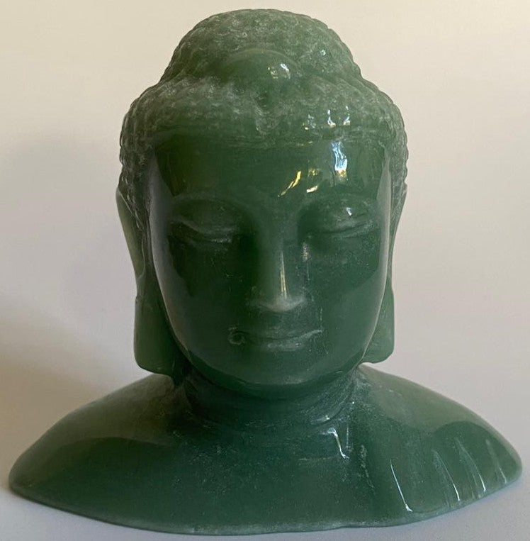 Sculptura Buddha din piatra semipretioasa de aventurin verde pe fundal alb